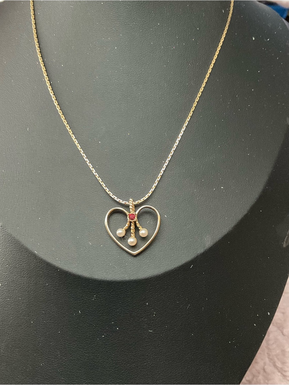 1984 Avon Golden Heart Pendant Necklace: Pearls & Red Stone 3160